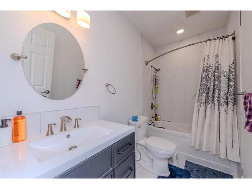 105 Carringvue Manor Nw, Calgary, AB - Indoor Photo Showing Bathroom