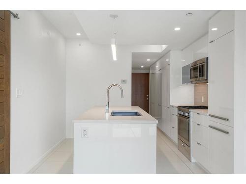 511-1020 9 Avenue Se, Calgary, AB - Indoor Photo Showing Kitchen With Double Sink With Upgraded Kitchen