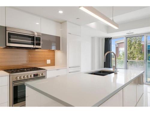 511-1020 9 Avenue Se, Calgary, AB - Indoor Photo Showing Kitchen With Double Sink With Upgraded Kitchen