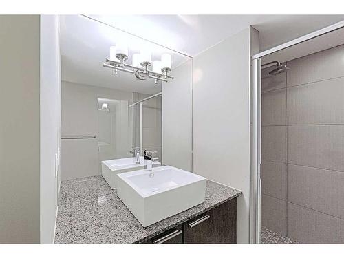 903-220 12 Avenue Se, Calgary, AB - Indoor Photo Showing Bathroom