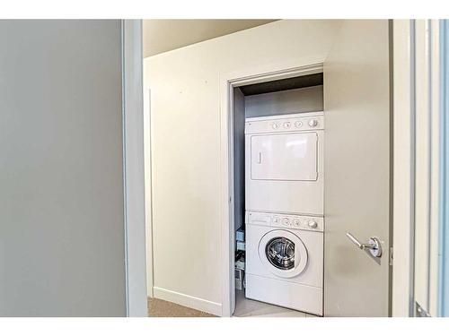 903-220 12 Avenue Se, Calgary, AB - Indoor Photo Showing Laundry Room