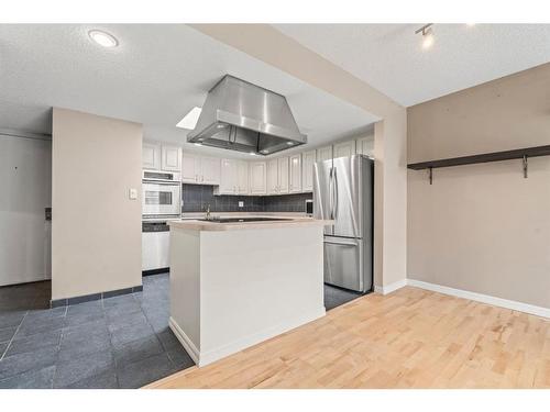 304-345 4 Avenue Ne, Calgary, AB - Indoor Photo Showing Kitchen