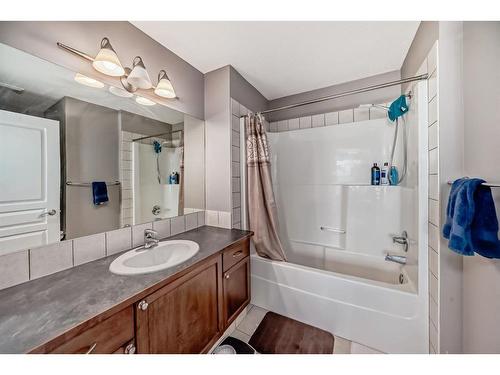 158 Everridge Gardens Sw, Calgary, AB - Indoor Photo Showing Bathroom