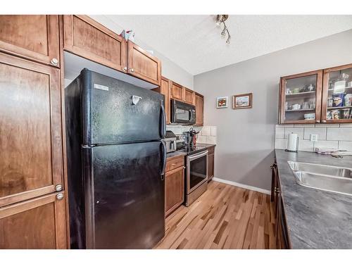 158 Everridge Gardens Sw, Calgary, AB - Indoor Photo Showing Kitchen With Double Sink