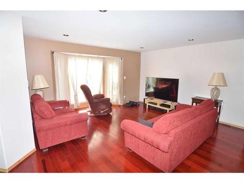 6151 Penworth Road Se, Calgary, AB - Indoor Photo Showing Living Room