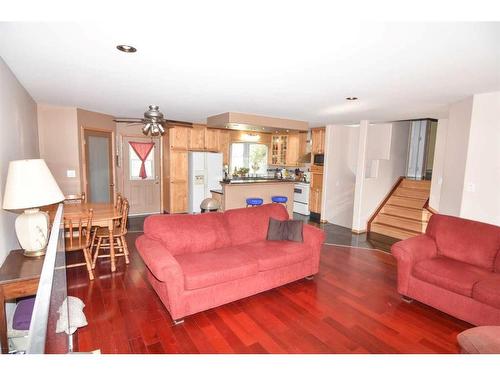 6151 Penworth Road Se, Calgary, AB - Indoor Photo Showing Living Room