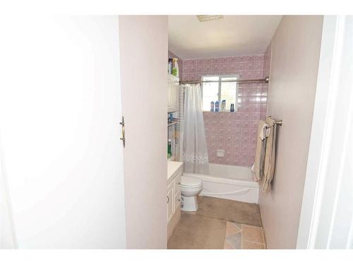 6151 Penworth Road Se, Calgary, AB - Indoor Photo Showing Bathroom