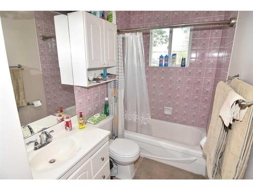 6151 Penworth Road Se, Calgary, AB - Indoor Photo Showing Bathroom