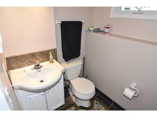 6151 Penworth Road Se, Calgary, AB - Indoor Photo Showing Bathroom