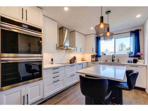 96 Coach Manor Terrace Sw, Calgary, AB - Indoor Photo Showing Kitchen With Upgraded Kitchen