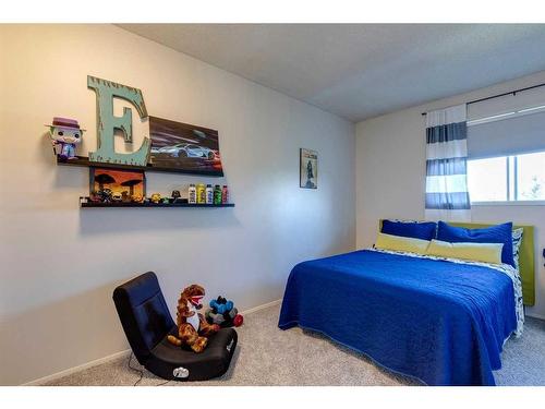 96 Coach Manor Terrace Sw, Calgary, AB - Indoor Photo Showing Bedroom