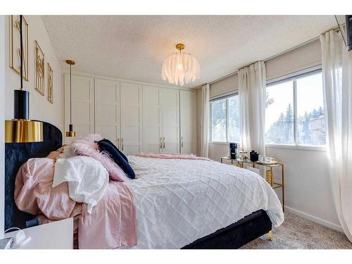 96 Coach Manor Terrace Sw, Calgary, AB - Indoor Photo Showing Bedroom