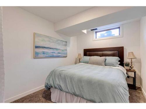 96 Coach Manor Terrace Sw, Calgary, AB - Indoor Photo Showing Bedroom