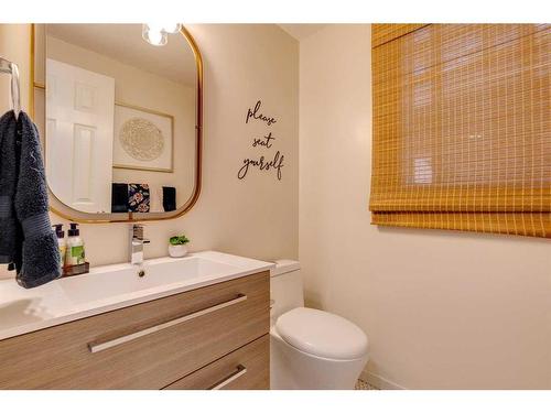 96 Coach Manor Terrace Sw, Calgary, AB - Indoor Photo Showing Bathroom