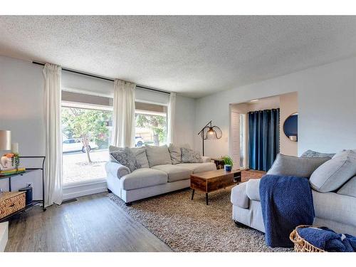 96 Coach Manor Terrace Sw, Calgary, AB - Indoor Photo Showing Living Room