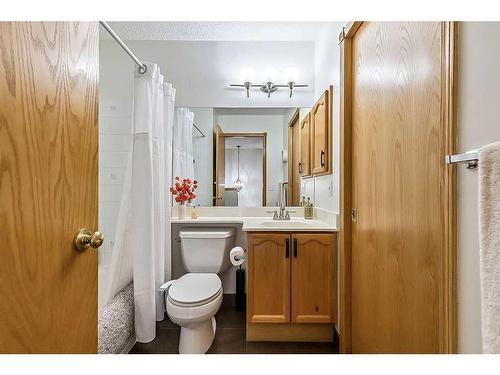 50 Hidden Ranch Circle Nw, Calgary, AB - Indoor Photo Showing Bathroom