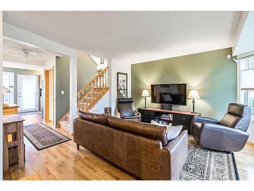 50 Hidden Ranch Circle Nw, Calgary, AB - Indoor Photo Showing Living Room