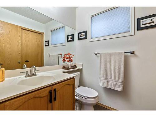 50 Hidden Ranch Circle Nw, Calgary, AB - Indoor Photo Showing Bathroom