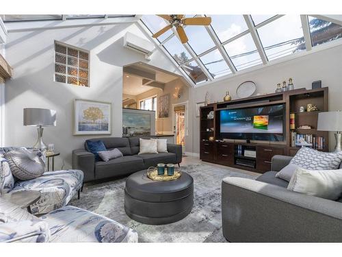 1809 18 Avenue Nw, Calgary, AB - Indoor Photo Showing Living Room