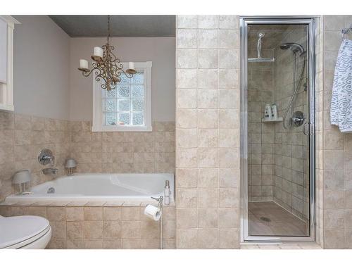 1809 18 Avenue Nw, Calgary, AB - Indoor Photo Showing Bathroom