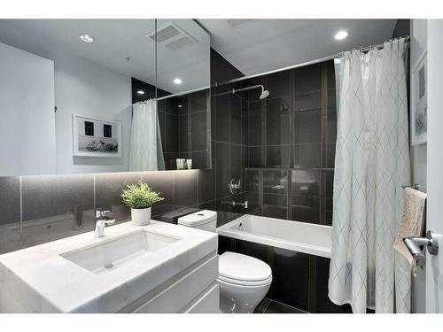 708-310 12 Avenue Sw, Calgary, AB - Indoor Photo Showing Bathroom