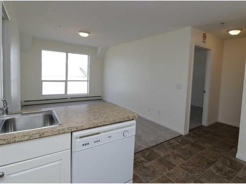 206-1010 Railway Street, Crossfield, AB - Indoor Photo Showing Kitchen