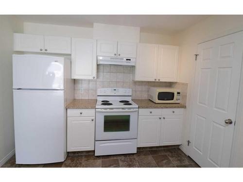 206-1010 Railway Street, Crossfield, AB - Indoor Photo Showing Kitchen