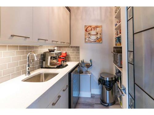 1245 Coopers Drive Sw, Airdrie, AB - Indoor Photo Showing Kitchen