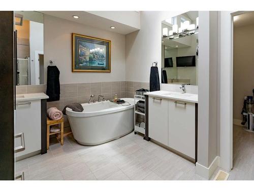 1245 Coopers Drive Sw, Airdrie, AB - Indoor Photo Showing Bathroom