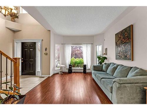 85 Royal Crest Terrace Nw, Calgary, AB - Indoor Photo Showing Living Room