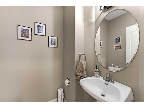 85 Royal Crest Terrace Nw, Calgary, AB - Indoor Photo Showing Bathroom