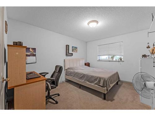 85 Royal Crest Terrace Nw, Calgary, AB - Indoor Photo Showing Bedroom