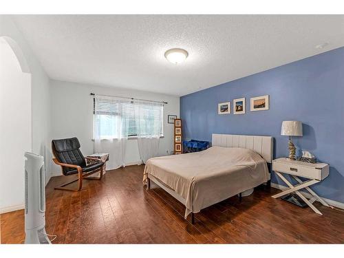 85 Royal Crest Terrace Nw, Calgary, AB - Indoor Photo Showing Bedroom