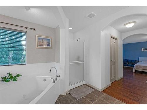 85 Royal Crest Terrace Nw, Calgary, AB - Indoor Photo Showing Bathroom