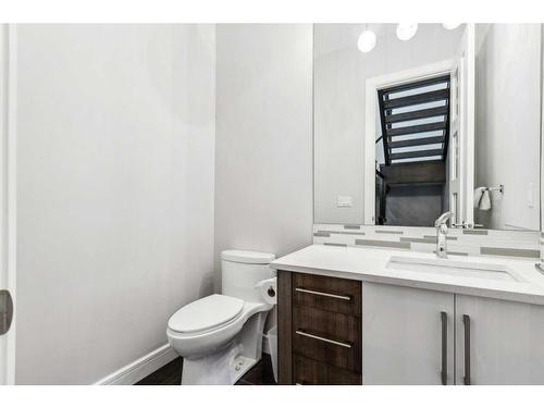 2022 37 Street Sw, Calgary, AB - Indoor Photo Showing Bathroom