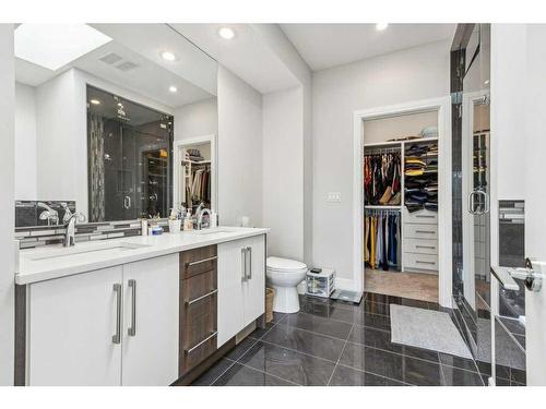 2022 37 Street Sw, Calgary, AB - Indoor Photo Showing Bathroom