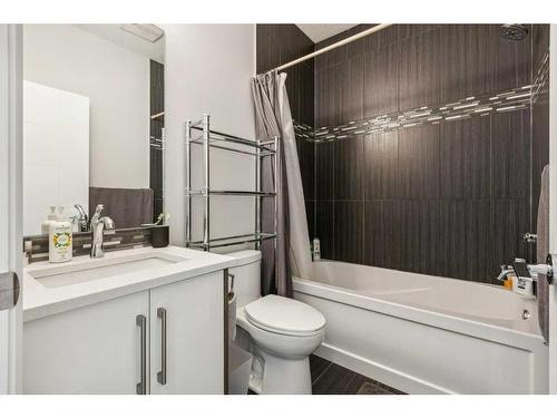 2022 37 Street Sw, Calgary, AB - Indoor Photo Showing Bathroom