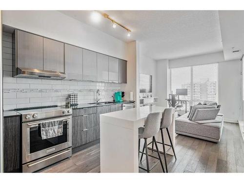 2909-930 6 Avenue Sw, Calgary, AB - Indoor Photo Showing Kitchen With Upgraded Kitchen