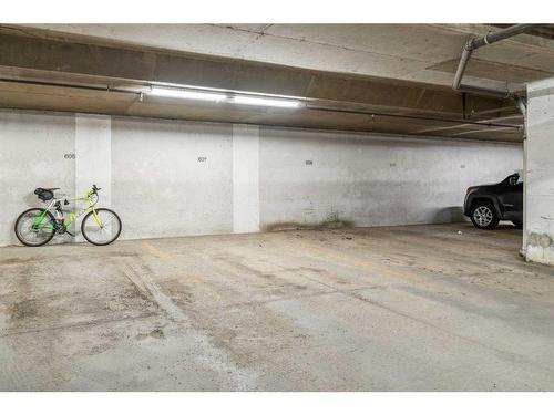 18-169 Rockyledge View Nw, Calgary, AB - Indoor Photo Showing Garage