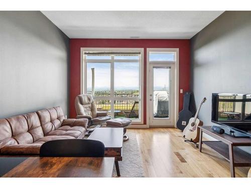 18-169 Rockyledge View Nw, Calgary, AB - Indoor Photo Showing Living Room