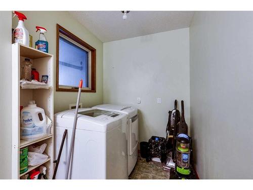 14538 29-4A Township, Hanna, AB - Indoor Photo Showing Laundry Room