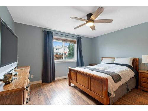 25 Harvest Oak Drive Ne, Calgary, AB - Indoor Photo Showing Bedroom