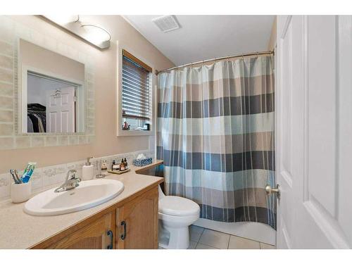 25 Harvest Oak Drive Ne, Calgary, AB - Indoor Photo Showing Bathroom