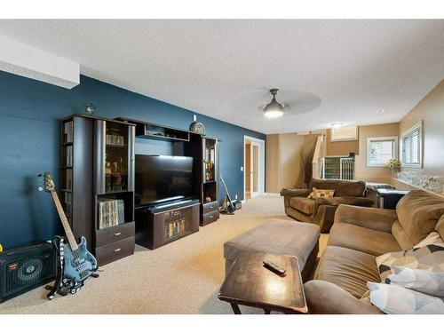 25 Harvest Oak Drive Ne, Calgary, AB - Indoor Photo Showing Living Room