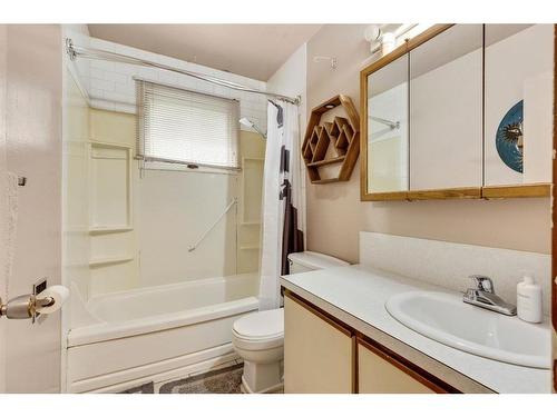 7611 35 Avenue Nw, Calgary, AB - Indoor Photo Showing Bathroom