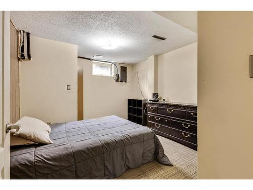 7611 35 Avenue Nw, Calgary, AB - Indoor Photo Showing Bedroom