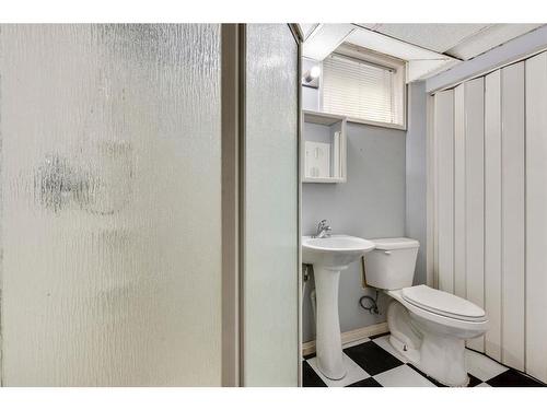 7611 35 Avenue Nw, Calgary, AB - Indoor Photo Showing Bathroom