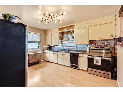 7611 35 Avenue Nw, Calgary, AB - Indoor Photo Showing Kitchen