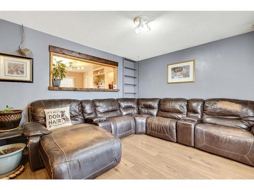 7611 35 Avenue Nw, Calgary, AB - Indoor Photo Showing Living Room