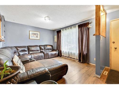 7611 35 Avenue Nw, Calgary, AB - Indoor Photo Showing Living Room